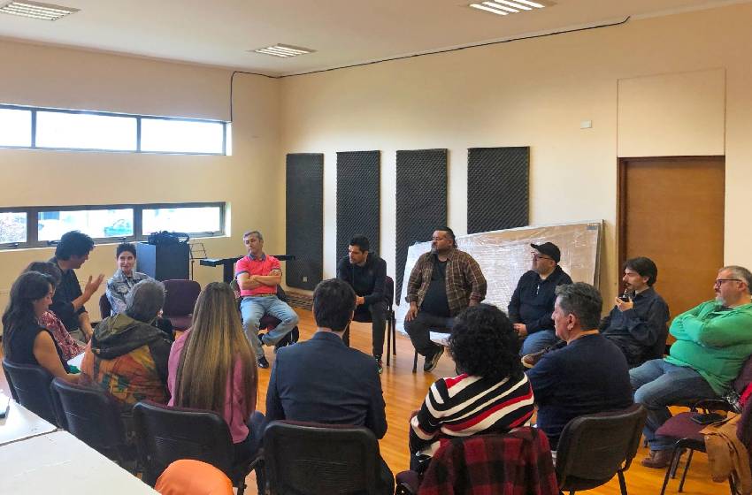 U. Mayor capacita a funcionarios del Centro Cultural Padre Las Casas con método que combina artes y políticas públicas