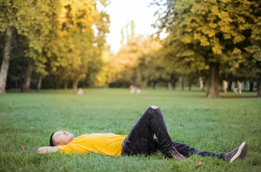 ¿Cómo descansar y recuperar energía? Psicóloga entrega tips para estudiantes