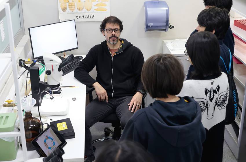 Del laboratorio a la sala: académicos realizan charlas y talleres para acercar la ciencia a escolares