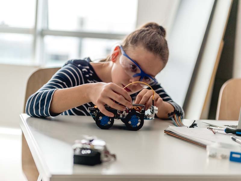 Admisión 2020// U. Mayor crea ingreso especial para mujeres que deseen estudiar carreras ligadas a la ciencia y la tecnología