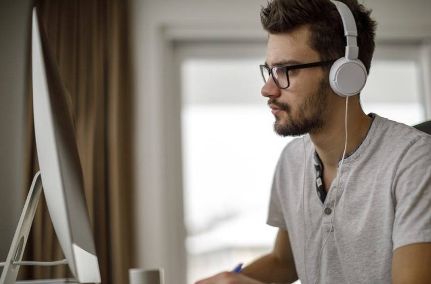 ¿Cómo cuidar nuestros ojos y oídos a la hora de estudiar o teletrabajar?