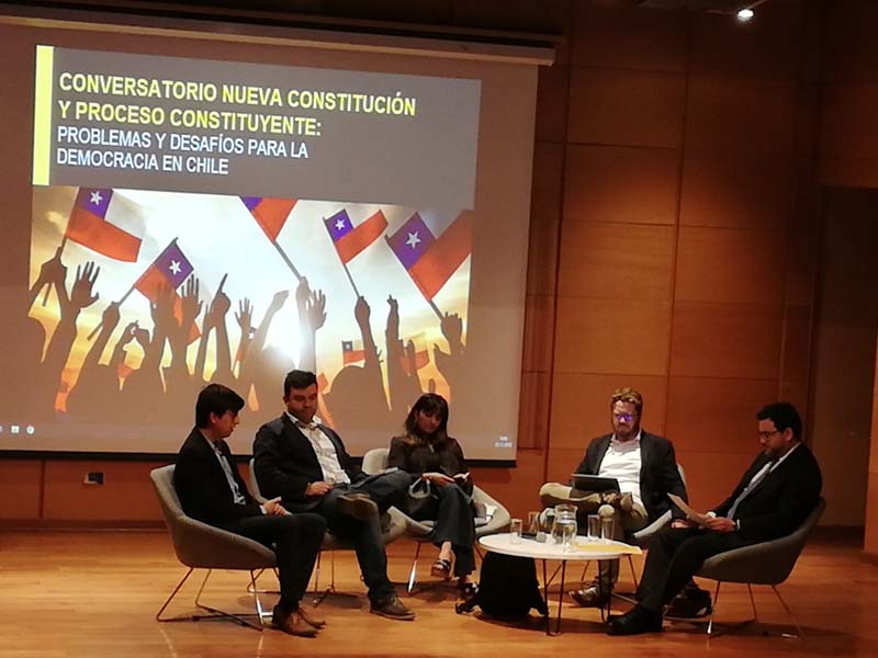 Crisis social// Investigadores U. Mayor se reunieron en conversatorio y explicaron por qué es necesaria una nueva Constitución