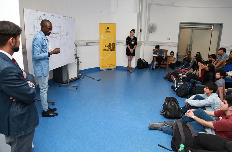 Salud//Escuela de Medicina organizó Conversatorio para acercar a sus estudiantes a la interculturalidad