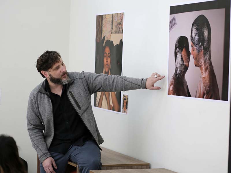 Arte// Del óleo al lente: Estudiantes U. Mayor montan exposición en la que reinterpretan 6 obras pictóricas clásicas