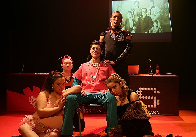 Teatro// “Demasiada Libertad Sexual les Convertirá en Terroristas”: Ernesto Orellana estrena obra sobre disidencias sexuales en la Sala de Teatro U. Mayor