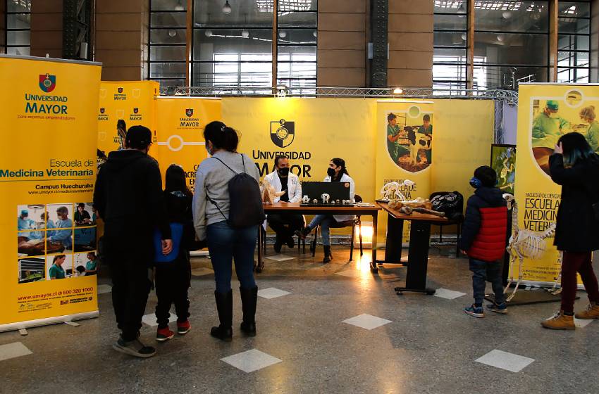 Escuela de Medicina Veterinaria participa en la exhibición interactiva “Dinosaurios y dragones fantásticos”