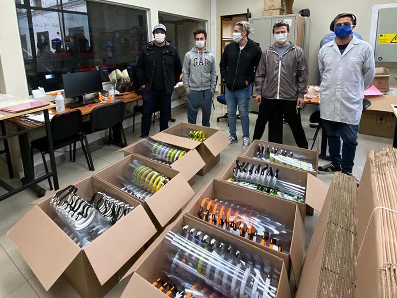 Innovación// U. Mayor oficializa entrega de 2.000 escudos faciales al Hospital Félix Bulnes y prepara nuevos proyectos para ayudar a enfrentar la pandemia