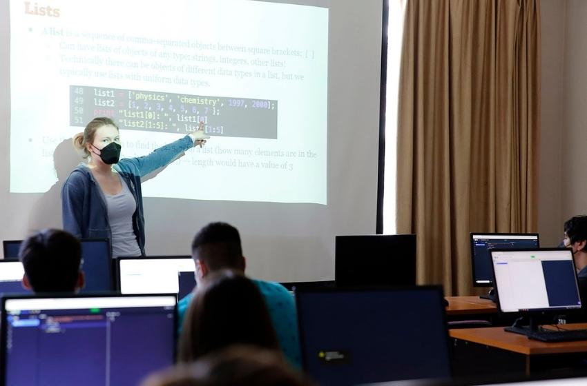Escuela de Verano MIT-U. Mayor recibe 80 estudiantes para explorar el mundo de la programación