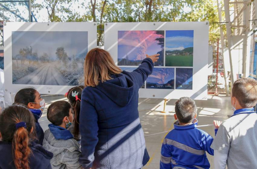 Exposición de fotógrafo U. Mayor sobre la erupción del volcán Puyehue llega a colegio de Puente Alto