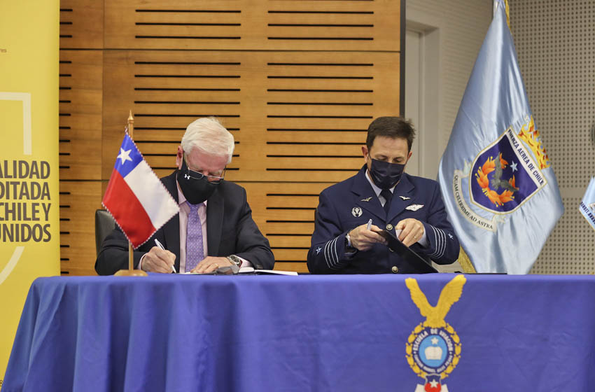 U. Mayor y Escuela de Aviación firman convenio de cooperación y trabajo conjunto