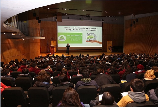Conferencia // “Humanos 2.0”: La charla que reunió a 300 escolares para hablar sobre el futuro de la genómica