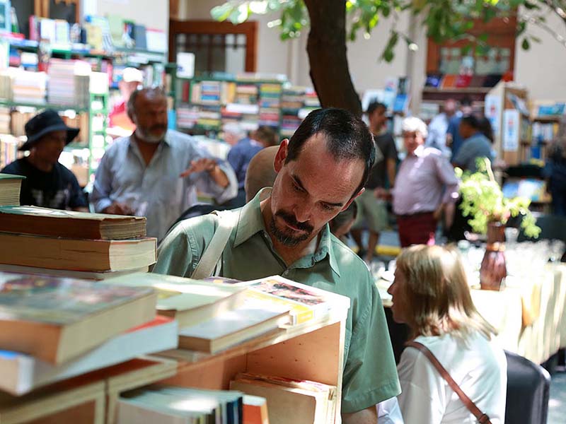 Literatura// 5 autores imprescindibles de La Araucanía que puedes encontrar en la Feria del Libro Usado U. Mayor