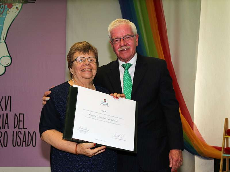 Homenaje//Destacada escritora Cecilia Beuchat es homenajeada en la Feria del Libro Usado U. Mayor