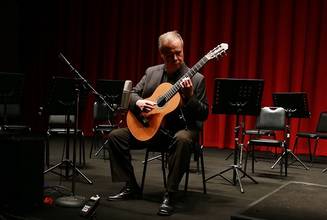 Concierto// Temporada Internacional U. Mayor: Obras de Piazzolla y Vivaldi marcaron el concierto de Romilio Orellana