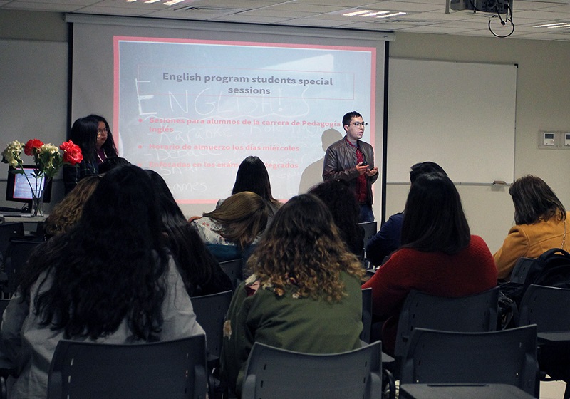 Inglés//  Pedagogía en Inglés realizó la segunda versión de la Feria VICOM en el campus Manuel Montt