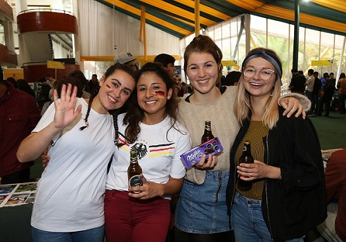 RRII// Degustaciones y bailes fueron parte de la XXI Feria de Internacional de la U. Mayor