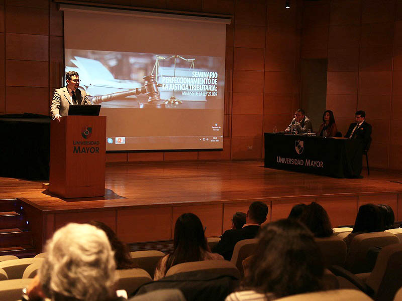 Legislación//Seminario de la Escuela de Derecho analizó el perfeccionamiento de la justicia tributaria