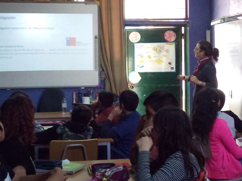 Charlas//Investigadores del Centro de Nanotecnología Aplicada difunden proyectos Fondecyt entre escolares