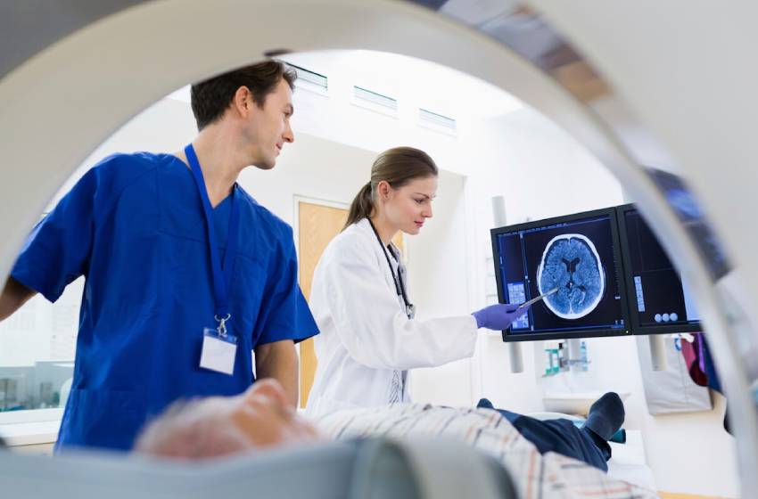 Oncólogo U. Mayor advierte que la pandemia tendrá un impacto negativo en el cáncer