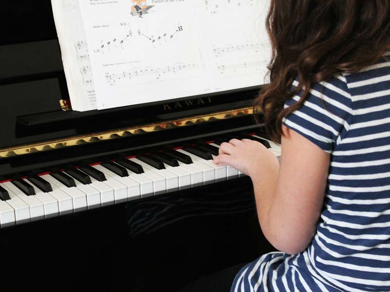 Música// ¿Dedos para el piano? Académica entrega tips para reconocer y desarrollar las dotes musicales de los niños