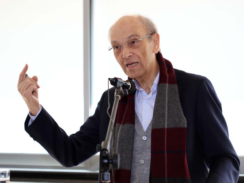Exposición// Premio Nacional de Humanidades analizó la evolución de la economía chilena en los últimos 40 años