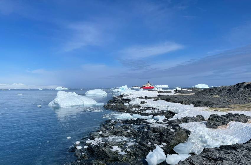 Científicos U. Mayor realizan expediciones para estudiar el impacto de la contaminación en la Antártica