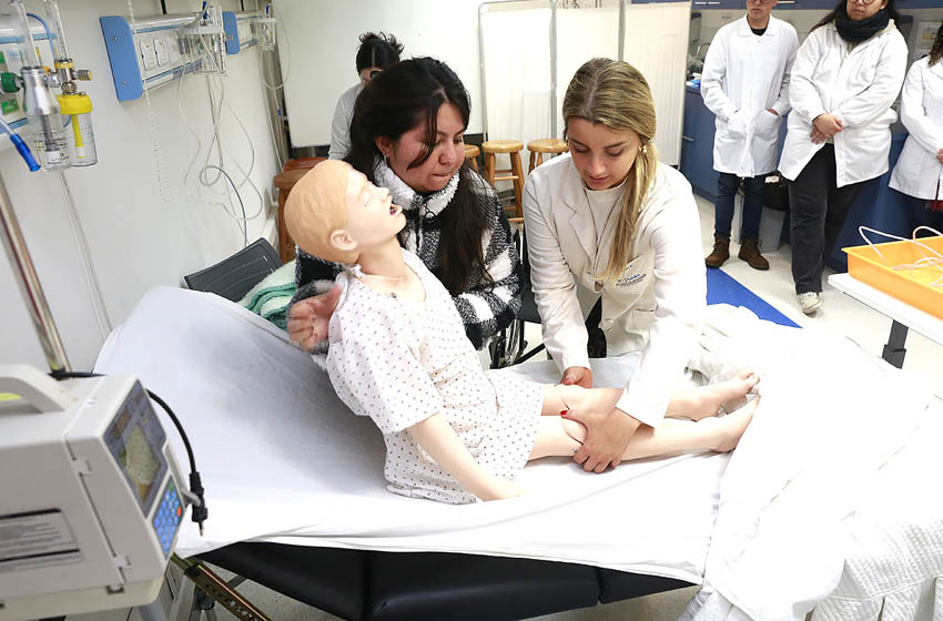 78 estudiantes de bachillerato fueron parte de una jornada práctica en el Centro de Simulación Clínica