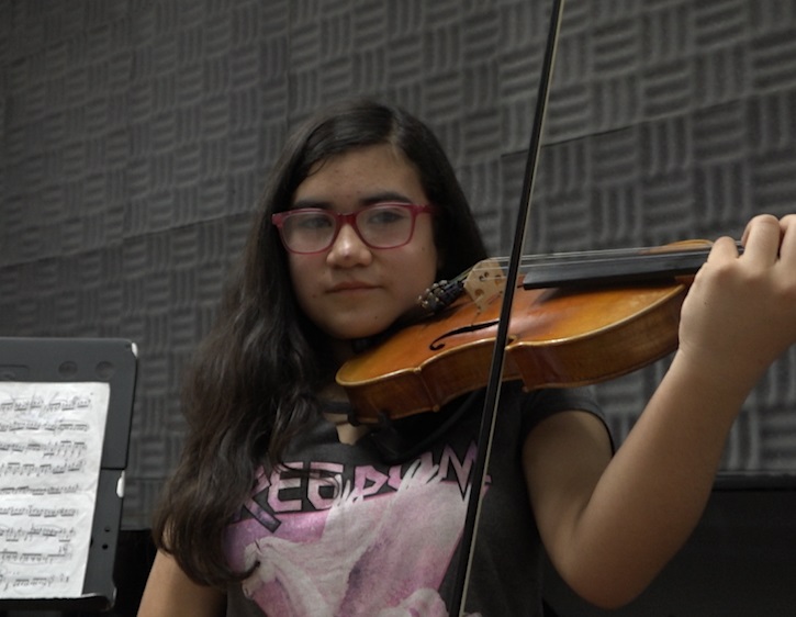 Conservatorio// Conoce a la pequeña promesa del violín que debutó junto a la Orquesta de Cámara de la U. Mayor