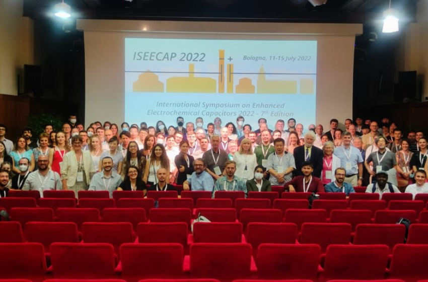 Científico expuso estudio que busca crear un nuevo material para acumular energía eléctrica