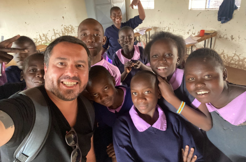Titulado U. Mayor se convirtió en viral tras enseñar canción de Los Prisioneros a sus estudiantes en Kenia