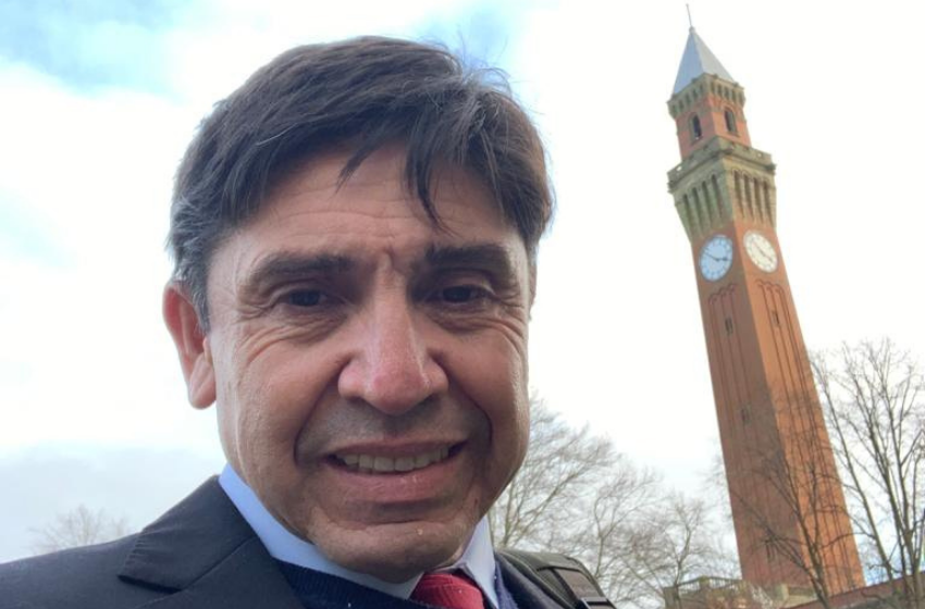 Director de Escuela de Negocios viajó a Inglaterra para dictar cátedra en la U. de Birmingham